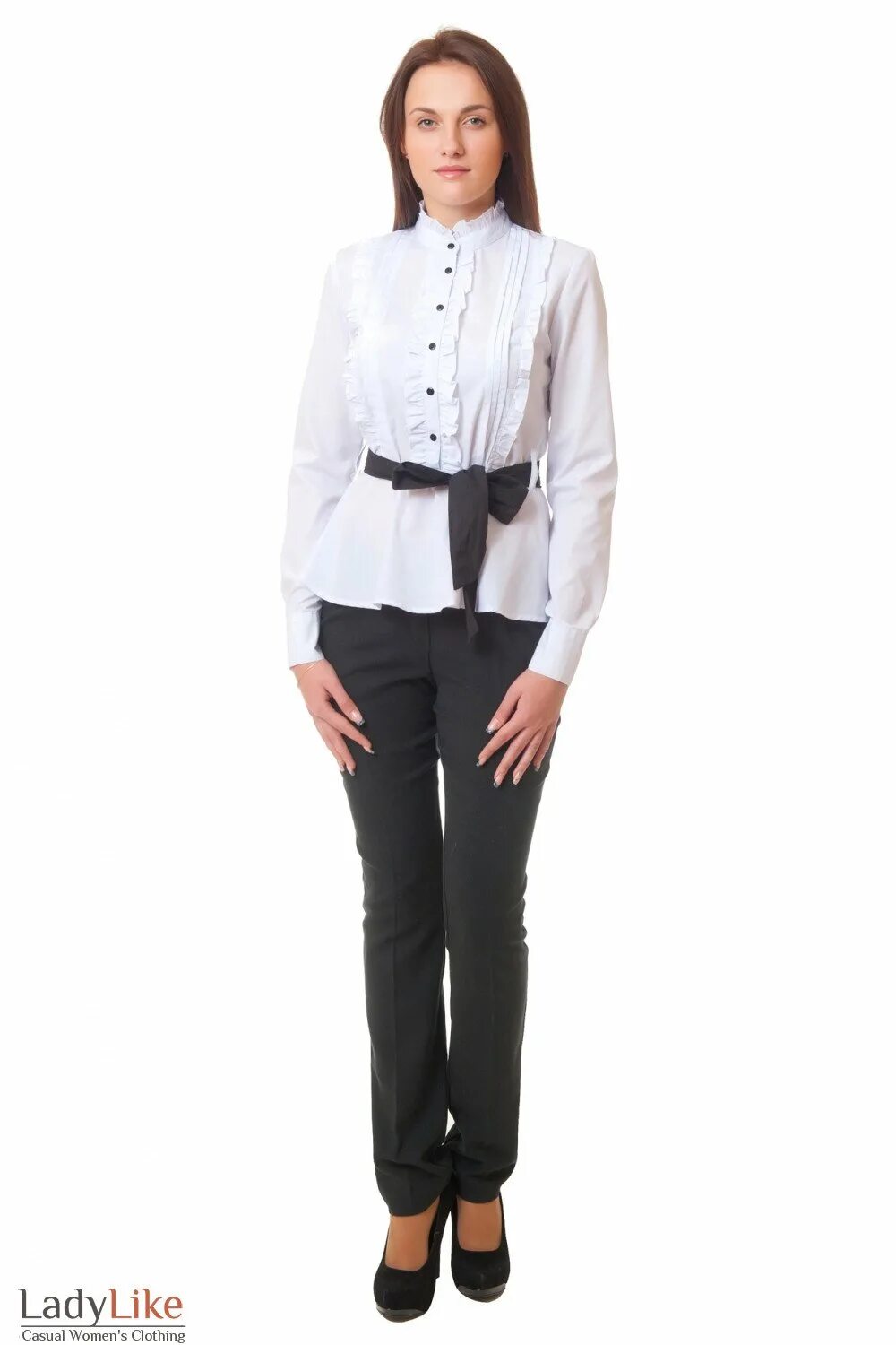Черные брюки белая блузка. Белая блузка и черные брюки. Черная блузка и белые штаны. Блузка с черными брюками. Белый костюм с черной блузкой.