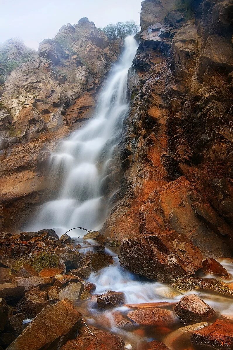 ущелье тургень. ағып жатыр бұлақ жағасында. ағып жатыр бұлақ жағасында. горные родники дагестана. река тургень.