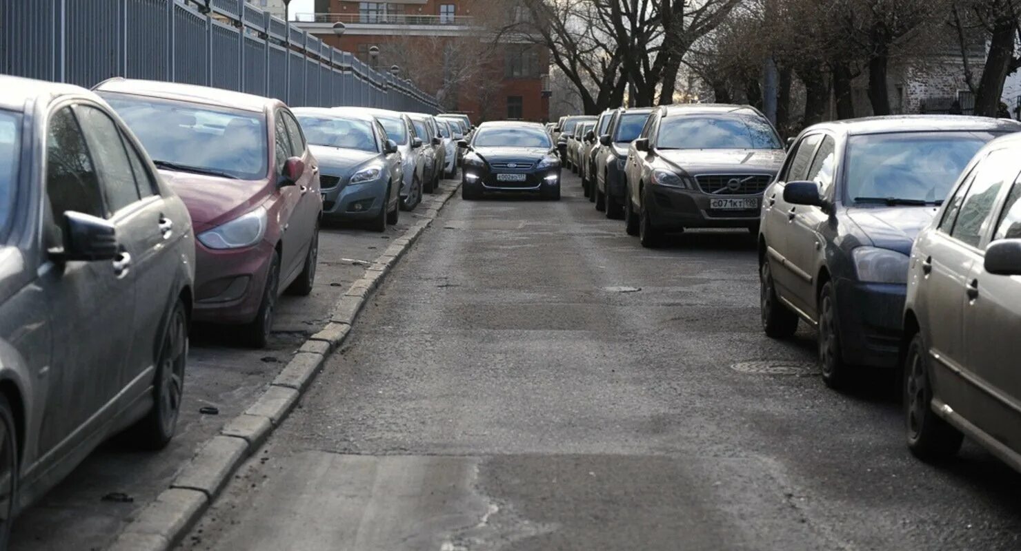 Парковка на тротуаре во дворе жилого дома. Автомобиль во дворе. Парковочное место. Парковка на придомовой территории. Стоянка на тротуаре.