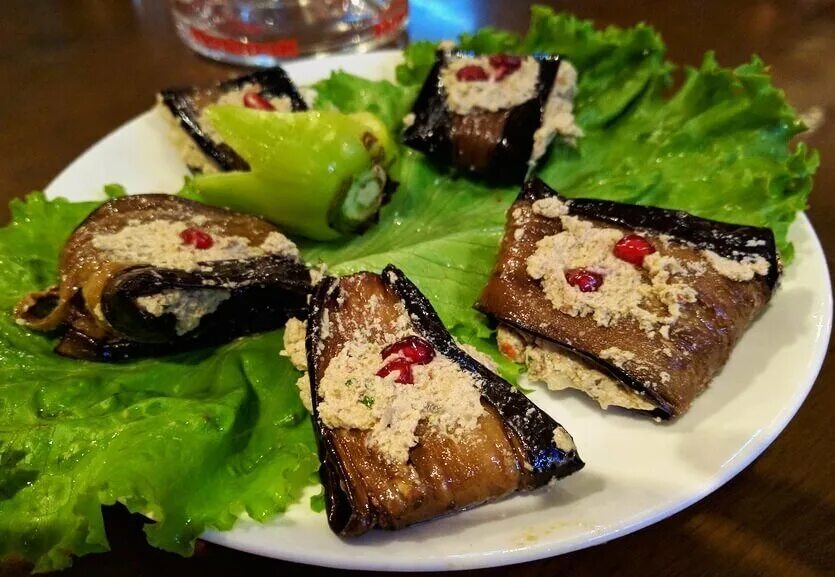 Бадриджан. Пхали бадриджани. грузинская кухня бадриджани. рулетики бадриджани. бадриджани грузинская закуска.