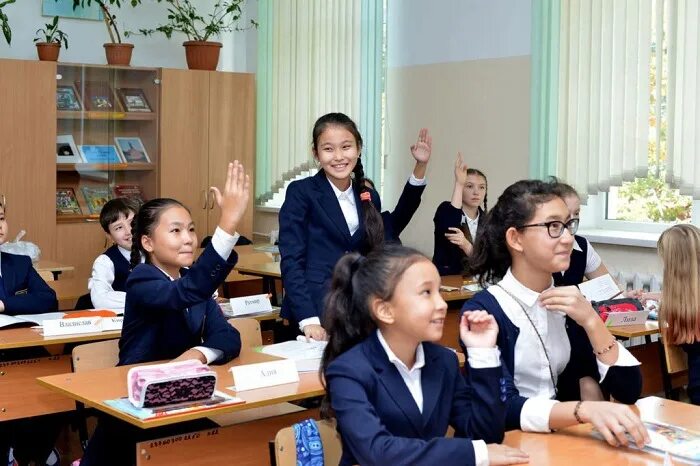 Сколько школ в казахстане. Школы в Казахстане. Ученики Казахстан. Школьники Казахстана. Школа в Казахстане ученики.