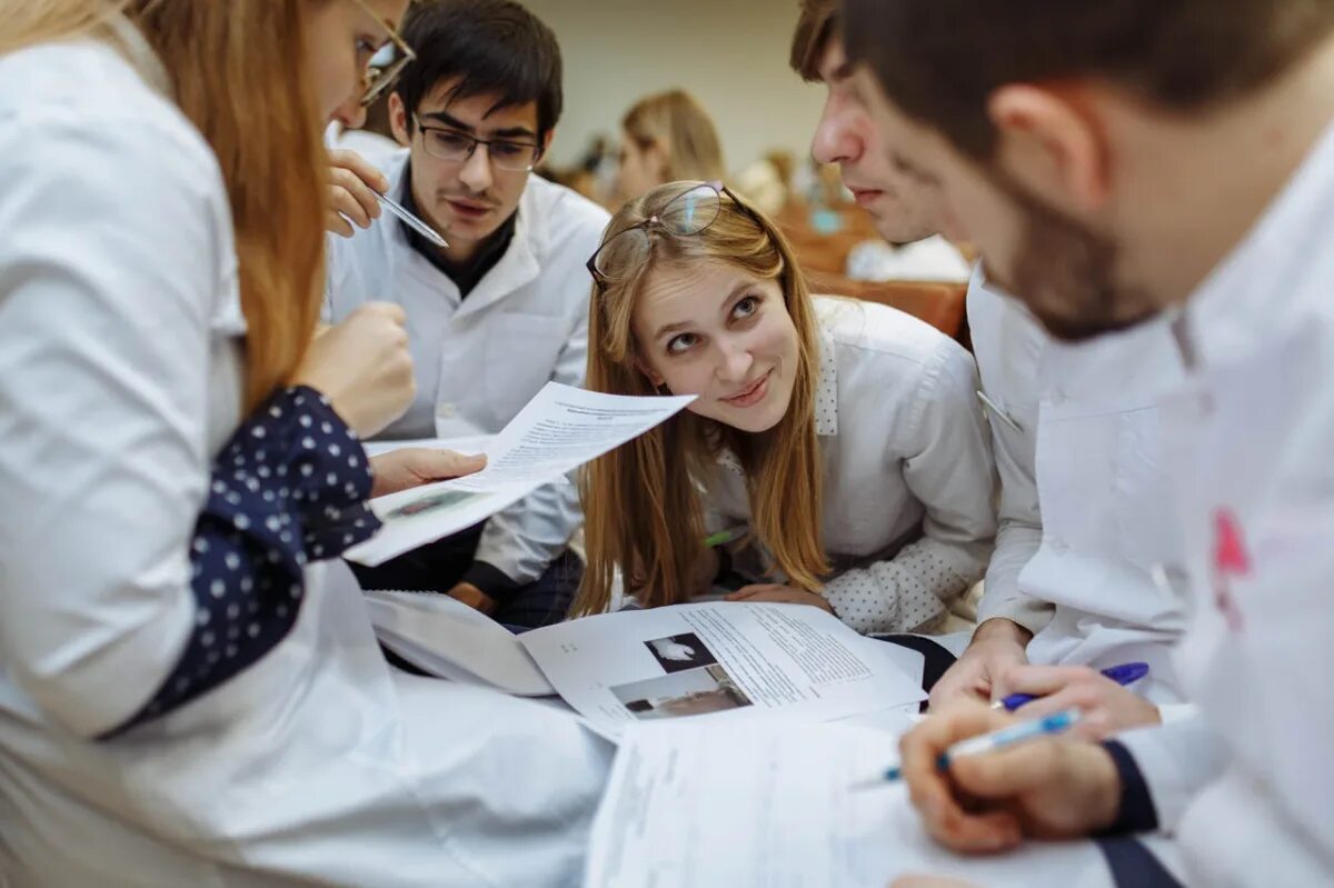 Студенты медики. Поступление в вуз. Студент медицинского вуза. Группа студентов медиков.