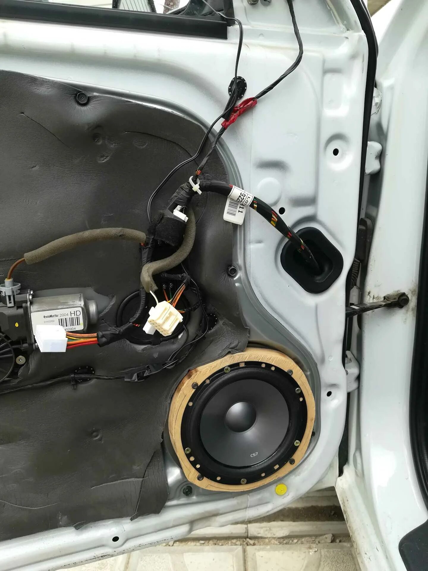 Не работает 1 динамик. Штатная акустика хендай i40. hyundai elantra 2005 штатные динамики. динамики штатные элантра 3. штатная акустика солярис 2.