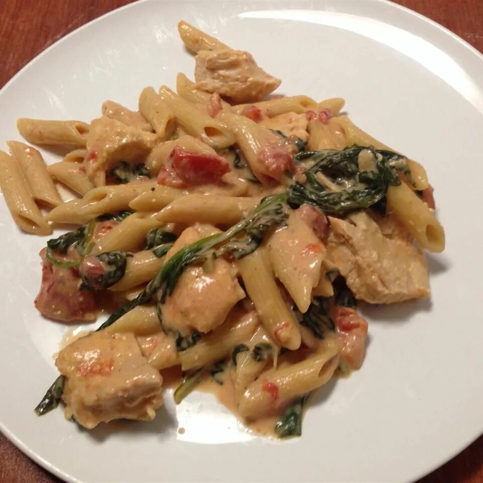 Рецепты макарон с филе. Пенне с куриной грудкой. жареная курица с макаронами. пенне с филе говядины и грибами. паста с томленой говядиной.