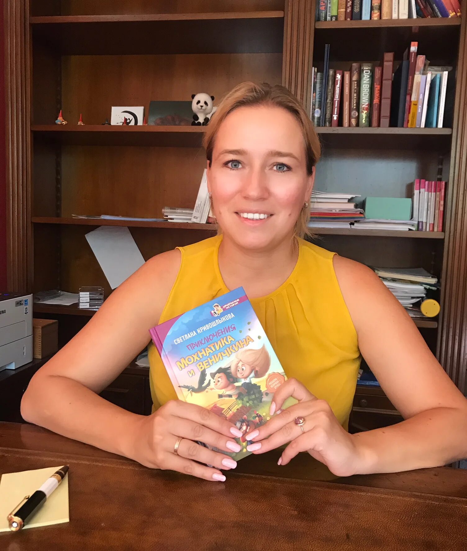 Привлечь молодежь к чтению. Читатель 29. Подростки в библиотеке. Девушка библиотекарь. Читатели в библиотеке.