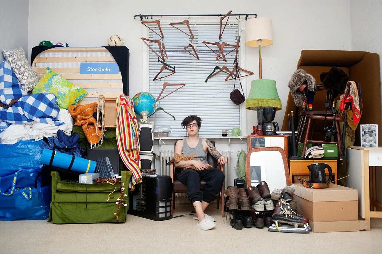 Гардероб с одеждой. Выброшенные вещи. Беспорядок в шкафу с одеждой. Ненужные вещи. Вещи в квартире.