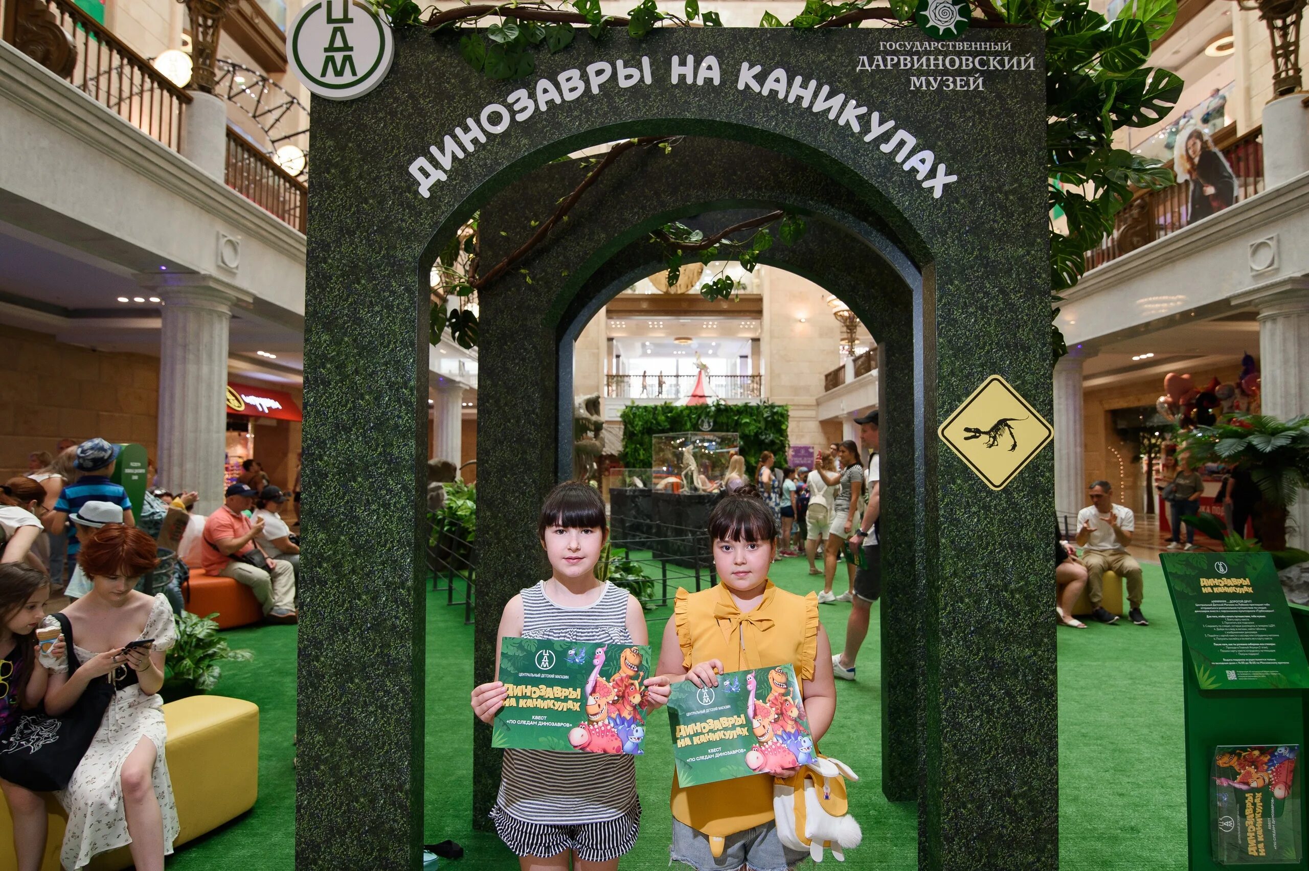 выставка динозавров в детском мире на лубянке. выставка динозавров. динозавр работает. парк динозавров в москве на лубянке. цдм динозавры на каникулах.