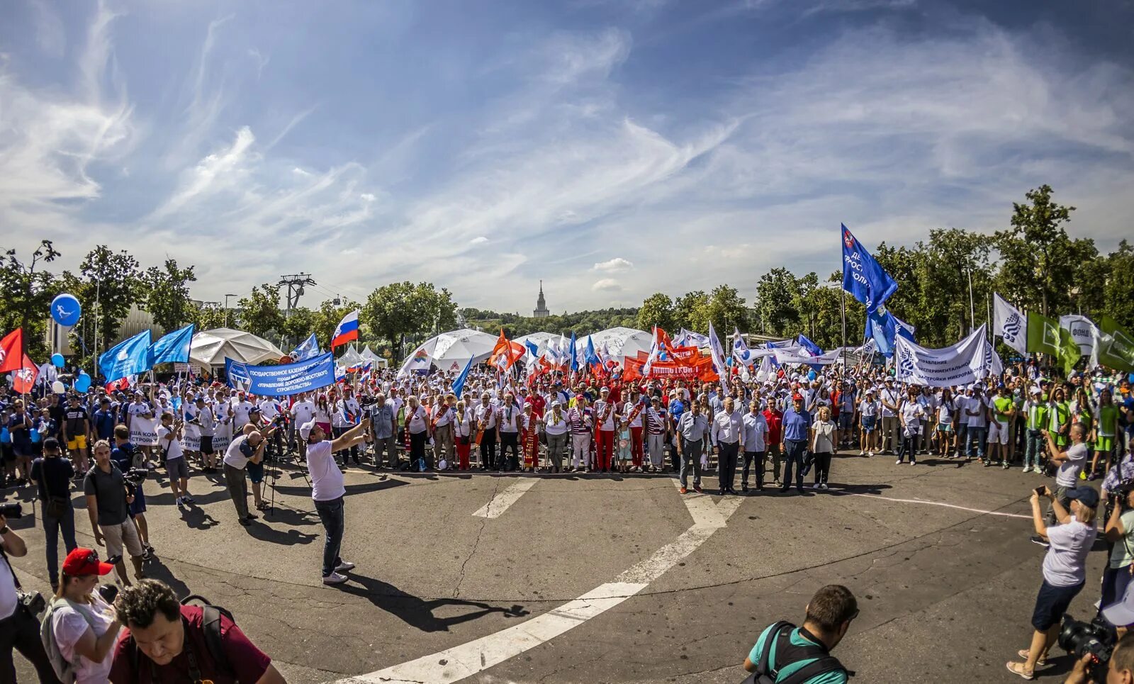 День физкультурника лужники. День физкультурника концертный зал москва 2023. Оформление сцены на день физкультурника. День физкультурника лужники. Парад спортсменов на красной площади в честь дня физкультурника.