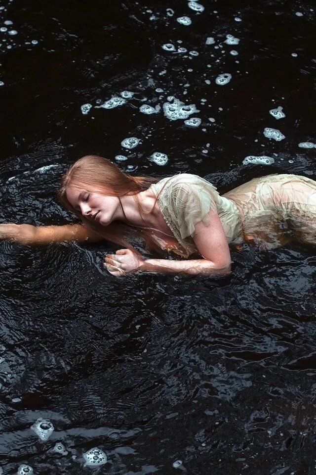 Девушка в воде. Девушка в воде фотосессия. Девушка под водой. Девушка лежит в воде.