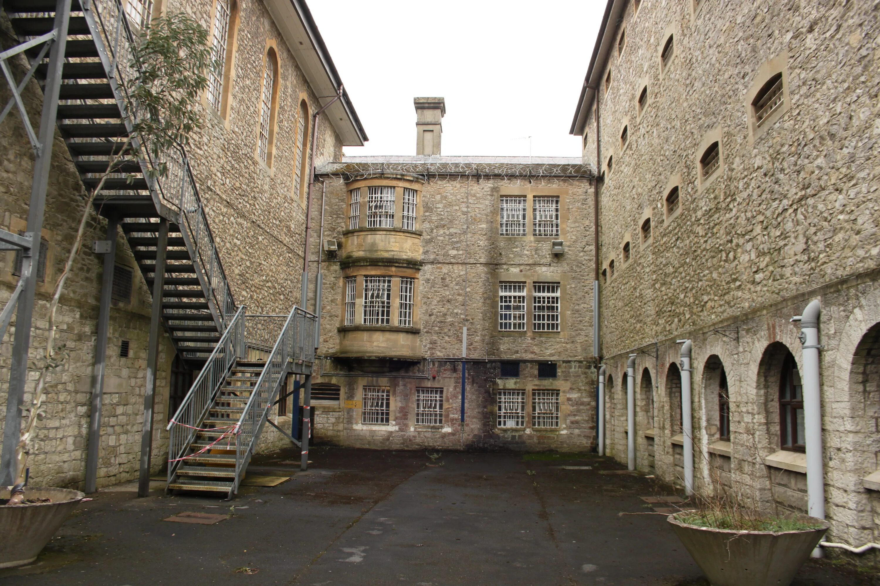 Prison english. Шептон маллет, англия. shepton mallet prison. тюрьма шептон маллет англия великобритания фото. тюрьма ле николль англия.