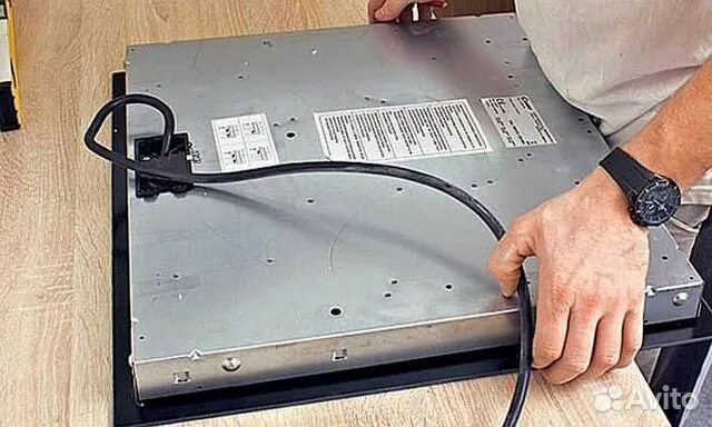 Снять варочную панель видео. Разобранная варочная панель. варочная панель вид снизу. демонтаж варочной электрической панели. сенсор варочной панели.