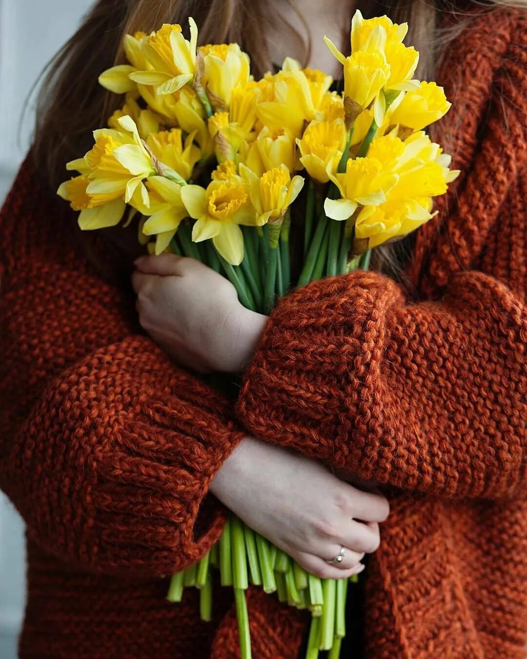 Обнимая букет. Цветок на руку.. Девушка с букетом тюльпанов. Букетик цветов в руке. Весенние цветы в руках.
