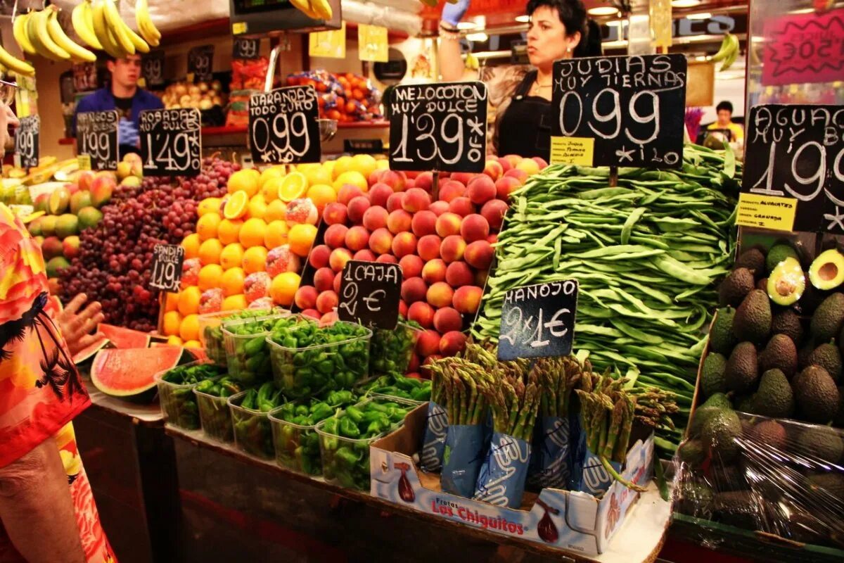 Выкладка овощей и фруктов на рынке. Фрукты на рынке. Прилавок с овощами и фруктами. Фруктовый рынок. Рынок витрины