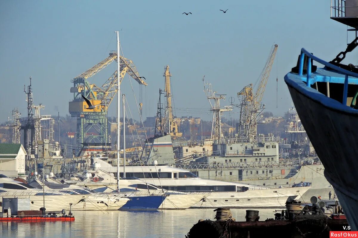 южная бухта севастополь. южная бухта севастопольский порт. плавучий док персей севастополь. бухта южная чайковский. южный севастопольская.