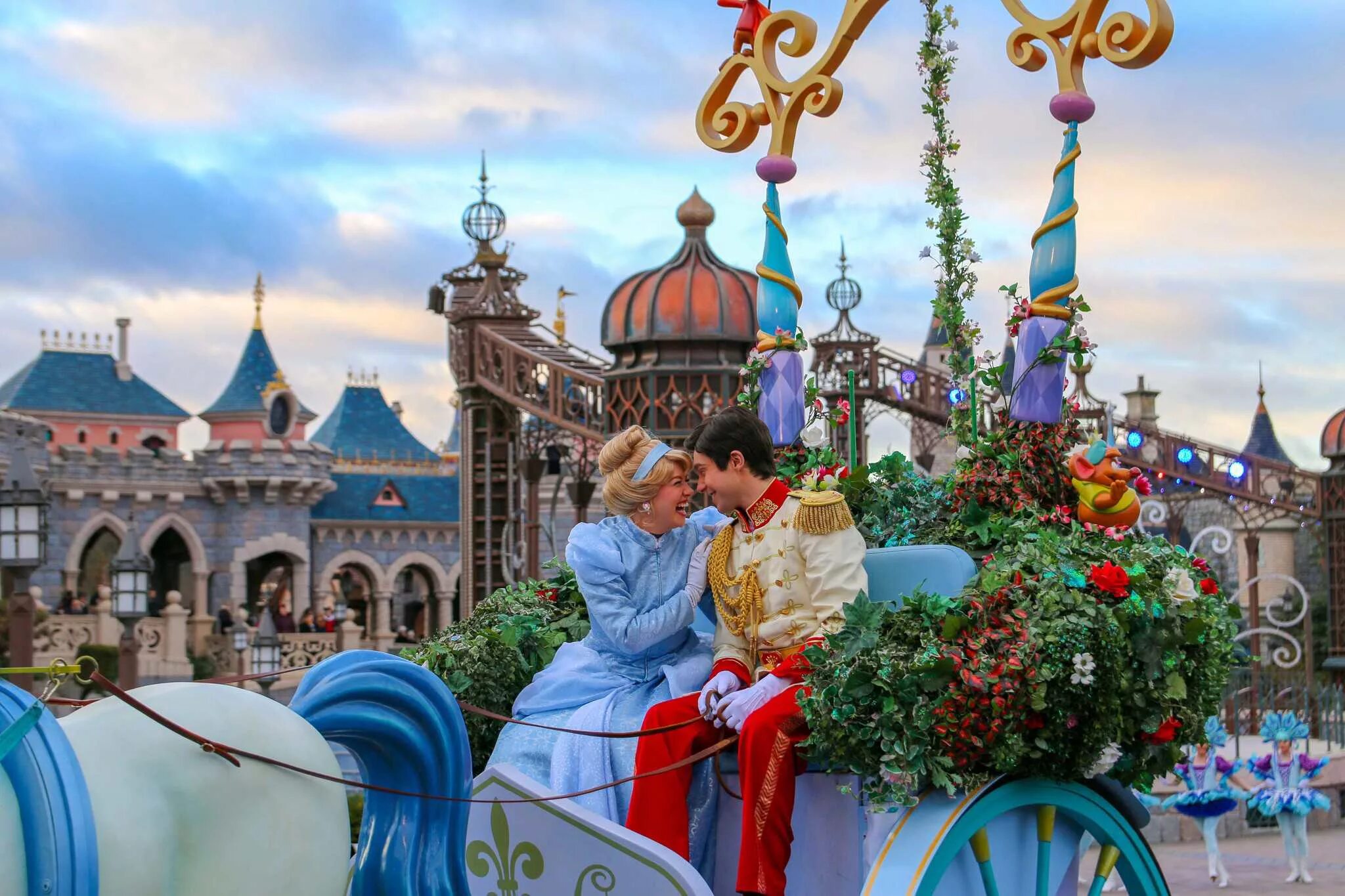 Дисней париж. Диснейленд Париж Disneyland Paris. Уолт Дисней во Франции. Парк Уолт Дисней в Париже. Диснейленд Париж аттракционы.