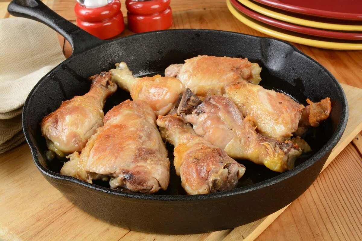 Курица на сковороде сочная и мягкая. Курица на сковороде. Сковородка с курицей. Сырая курица на сковороде. Обжариваем куриные бёдрышки до золотистого цвета.
