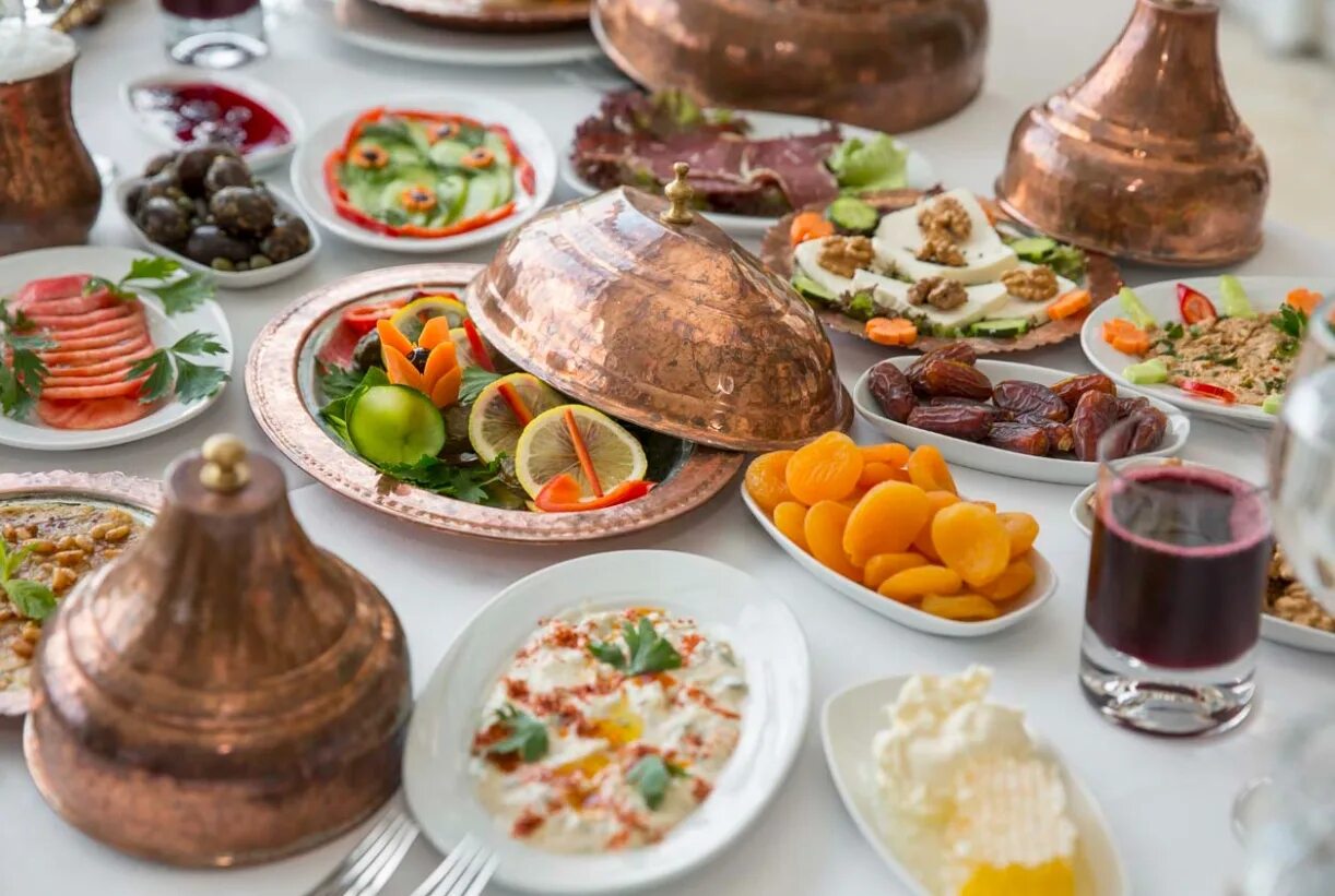 Сахур это. Рамазан ифтар Софраси. Блюда для ифтара. Ифтар меню. Стол для ифтара.