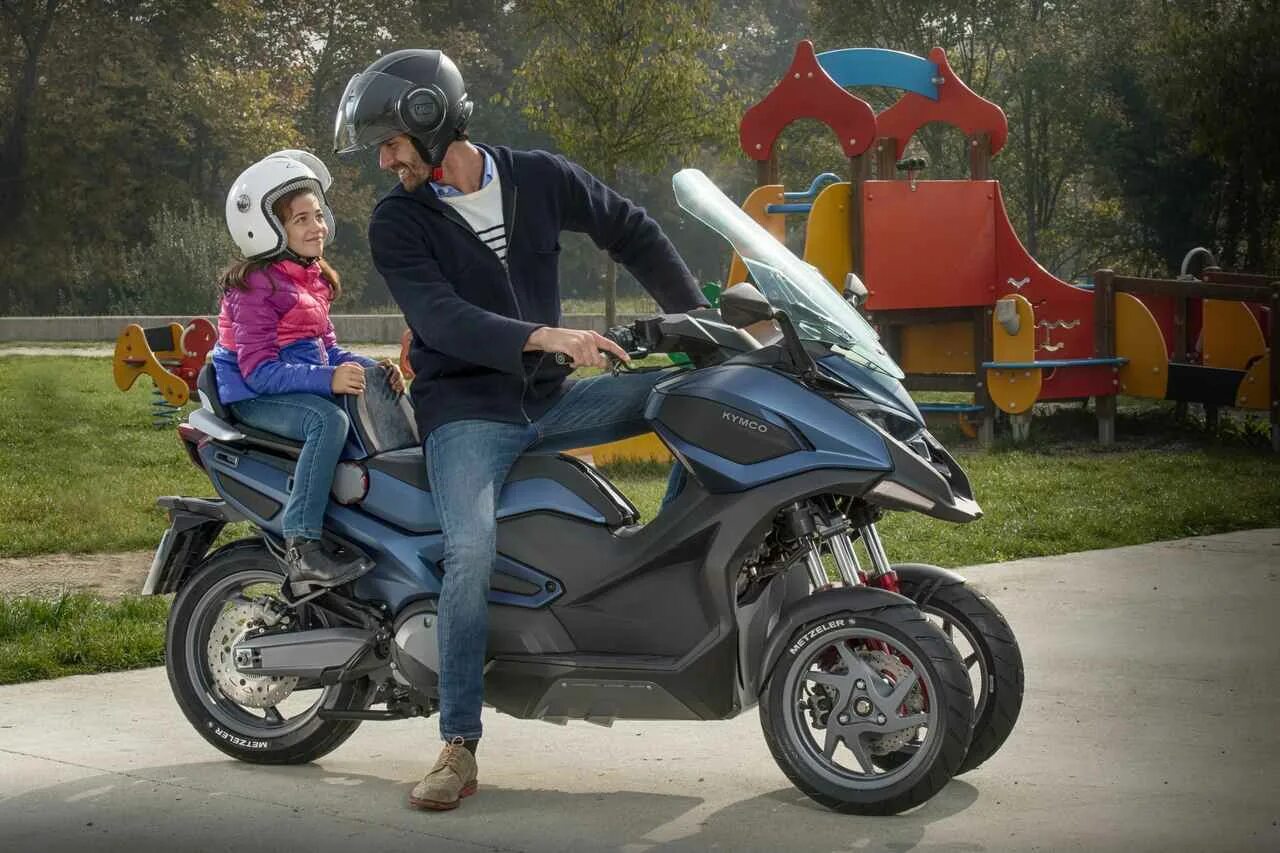 Электромотоцикл можно без прав. Кимко скутер CV. Kymco cv2 и cv3. Пассажир на мотоцикле. Мотоцикл для детей.