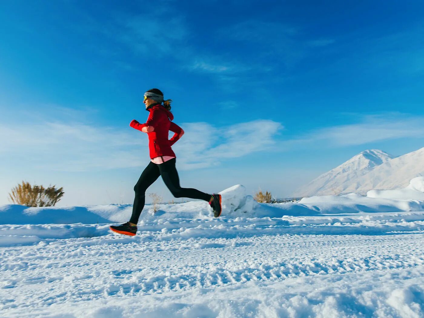 Do sport the winter. Утренняя пробежка зимой. Спорт зимой. Бег зима. Зимний забег.