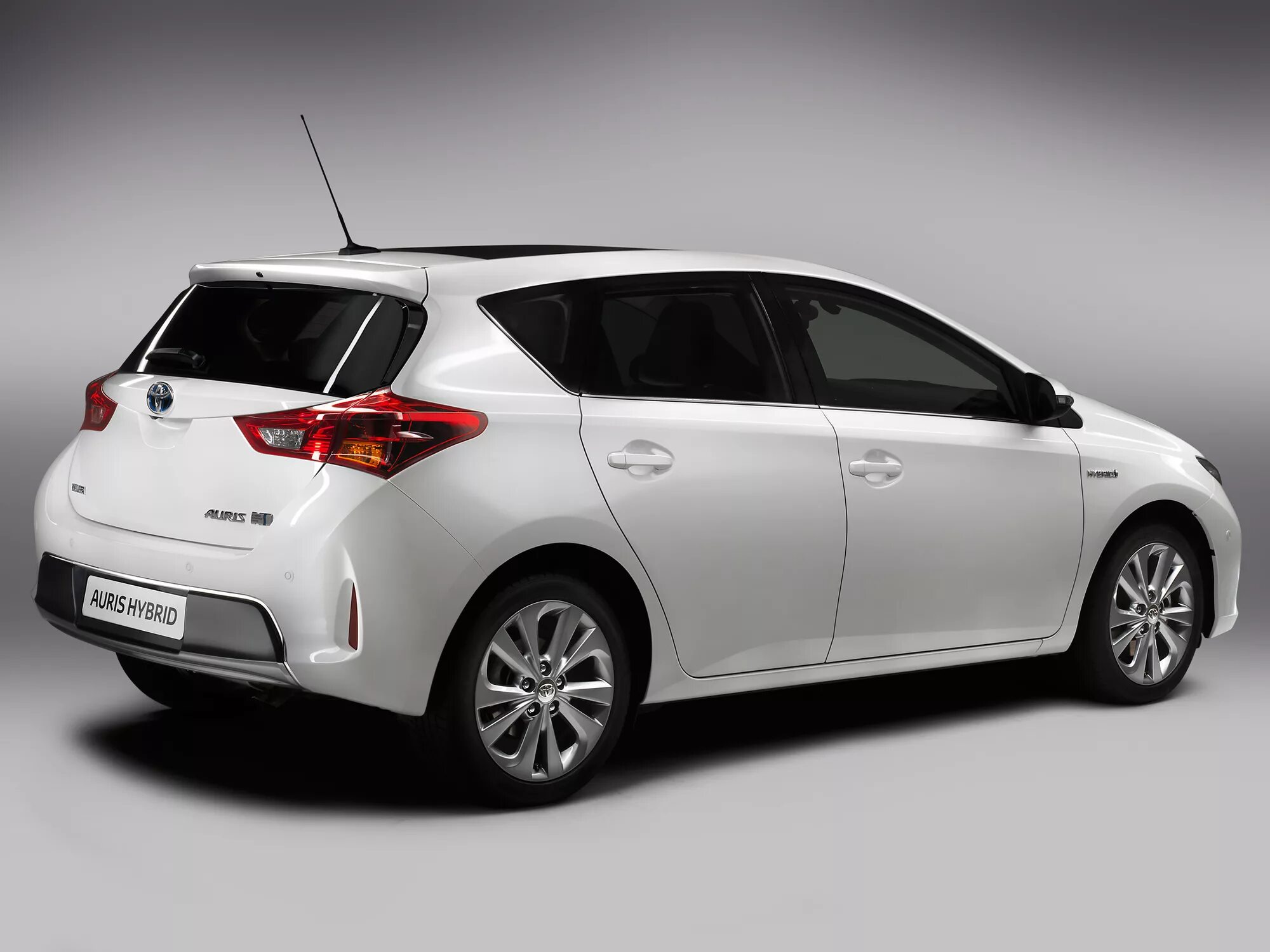 Тойота аурис гибрид. Тойота аурис хэтчбек. Toyota Auris Hybrid 2013. Новая Тойота аурис 2013.