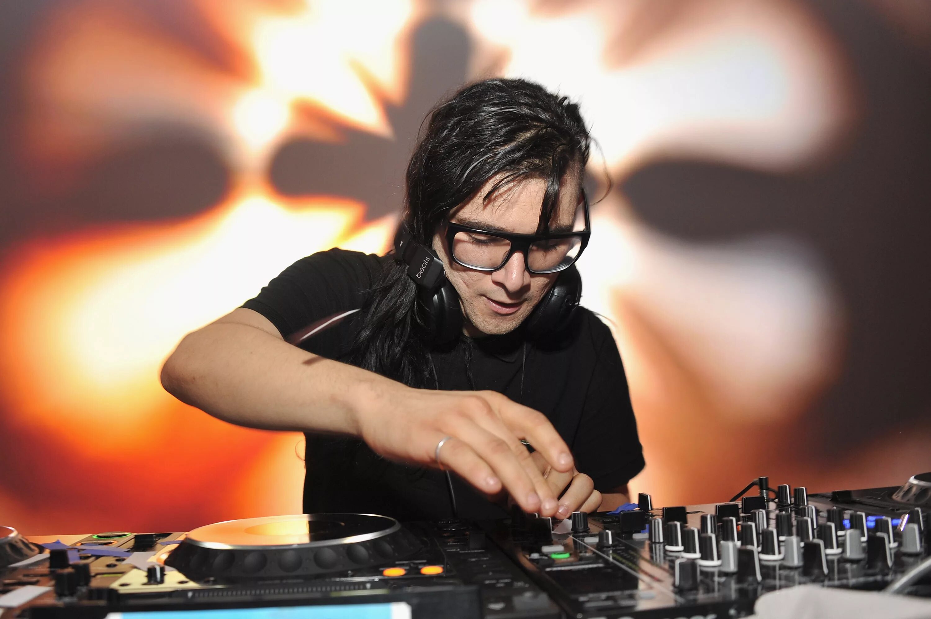 Дж ка. Skrillex. Skrillex 2022. Скриллекс 2007. Skrillex Сонни Джон Мур.