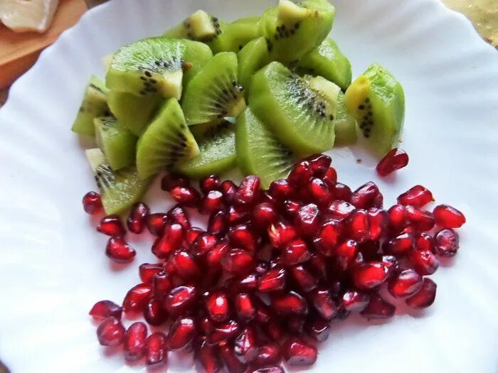 Салат гранатовый браслет с киви и гранатом. Салат с киви и гранатом. Салат изумрудный малахитовый браслет. “дамский каприз” с гранатом и киви. “дамский каприз” с гранатом и киви.