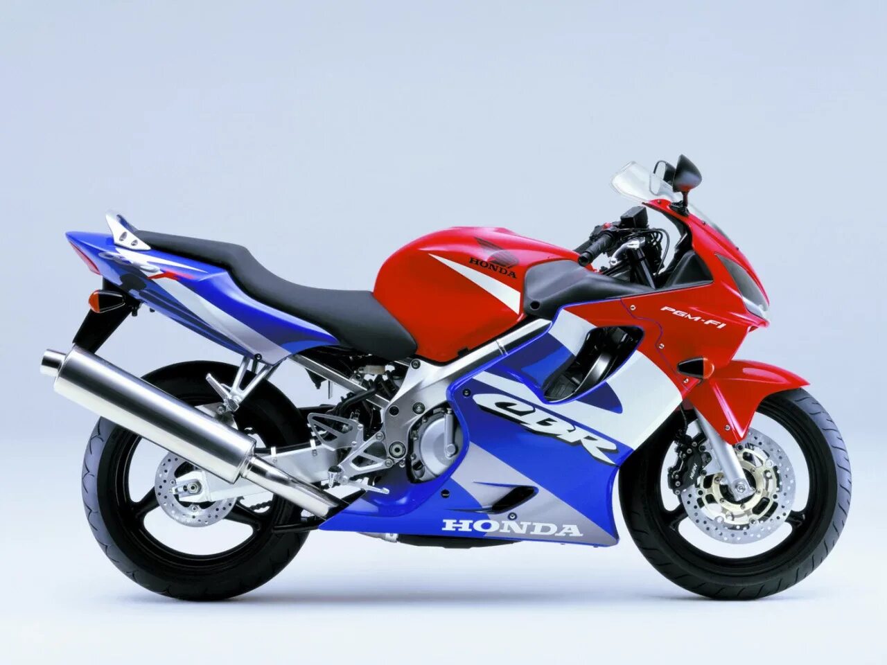 Мотоцикл хонда 600 кубов. Мотоцикл honda 600 f. Honda cbr 600. Хонда сбр 600 ф4. Honda cbr 600 f4i sport.