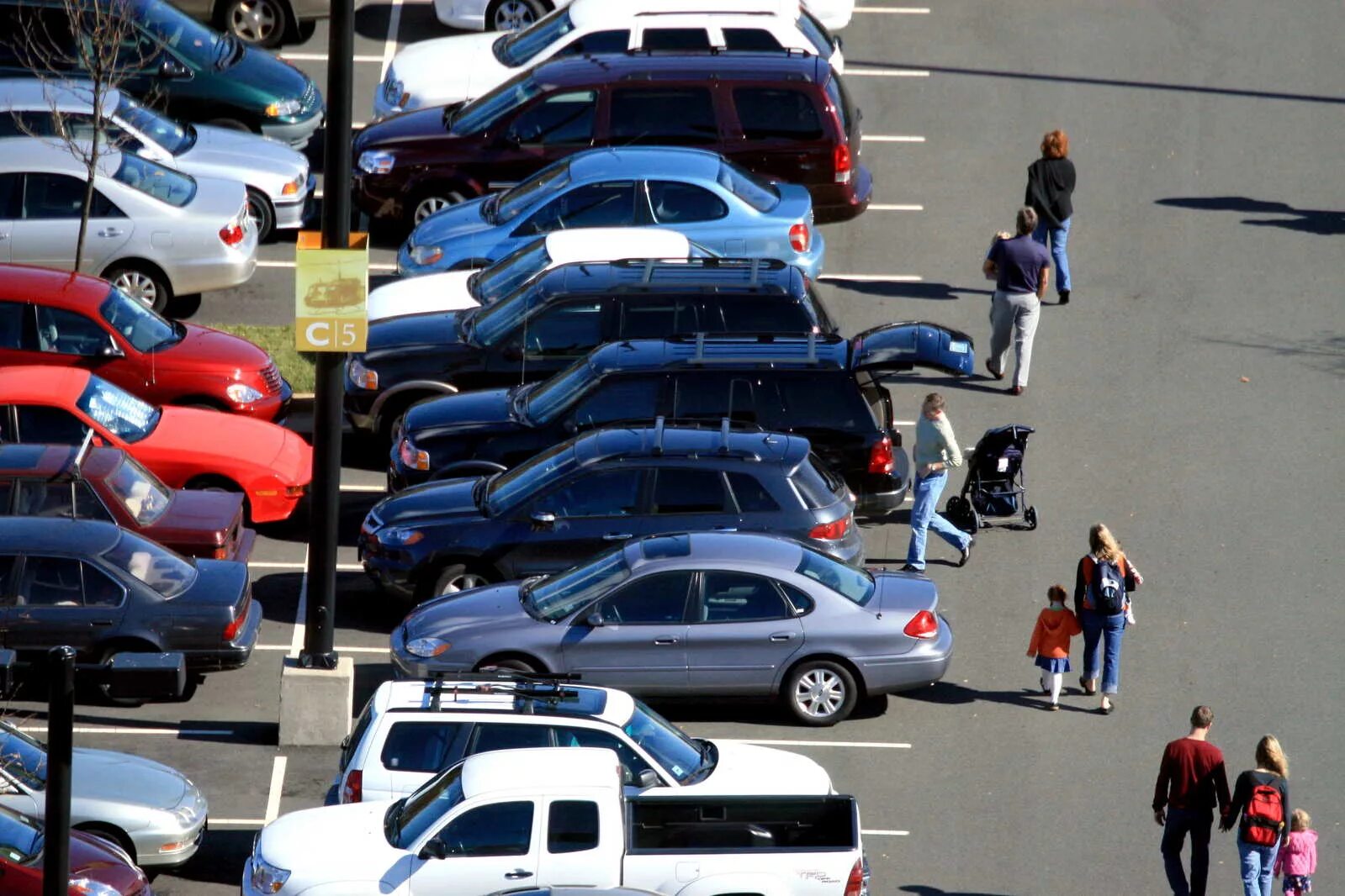 More parking lots. Стоянка машин. Американская парковка. Стоянка машин в Америке. Автомобильный рынок во Франции.