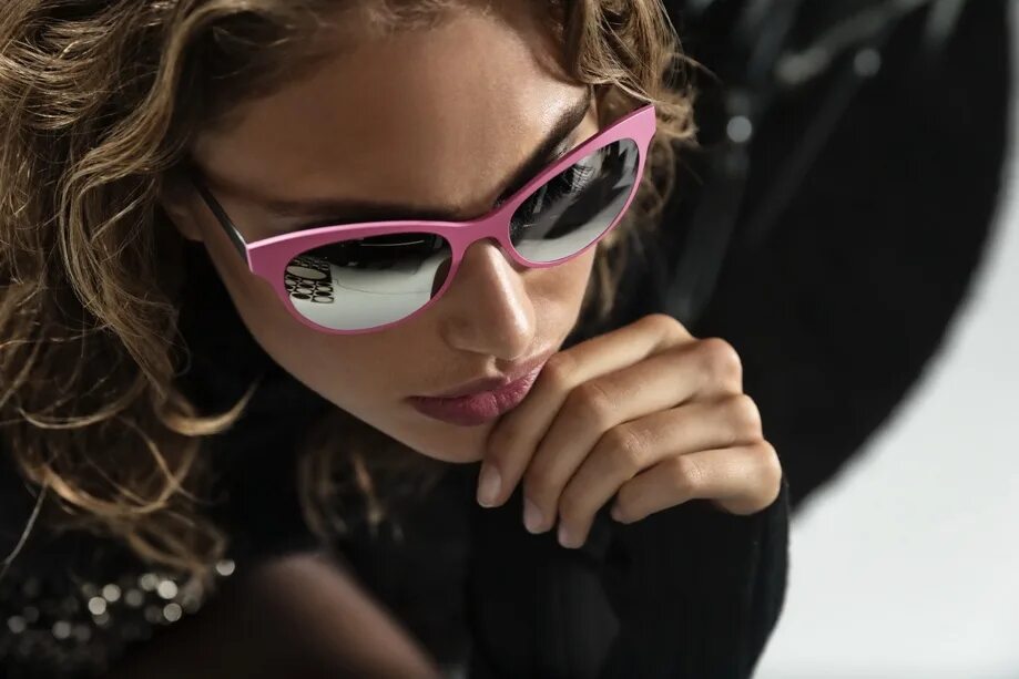 Знаменитости в очках. Солнцезащитные очки обложка. Модели очков от известных брендов. Очки кошачий глаз для зрения на девушке.
