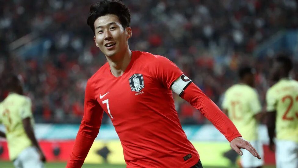 Korea bola. Сон Хын мин сборная Южной Кореи. Сборная Южной Кореи сон Хын мин в маске. Жанубий Корея. Son Heung min 2022.