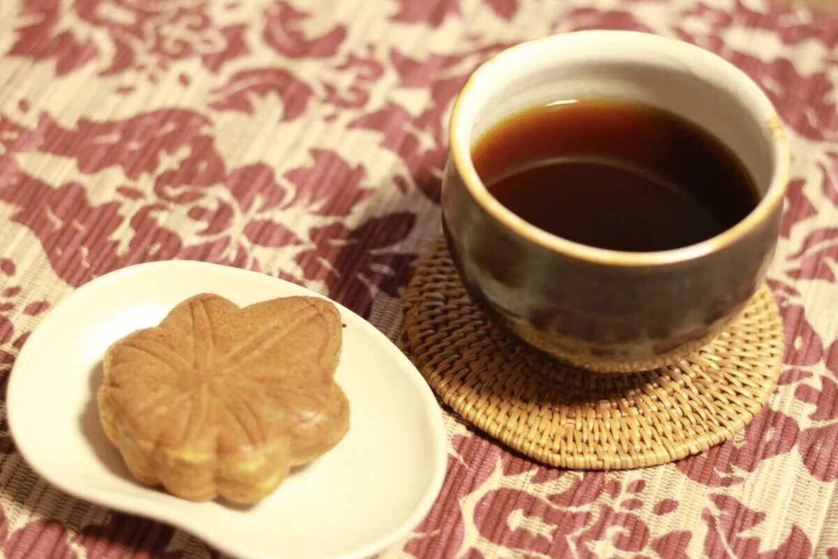 Чай пью с печеньями. Чай и печеньки. Чай с печеньками. Печенье с чаем. Кофе с печеньками.