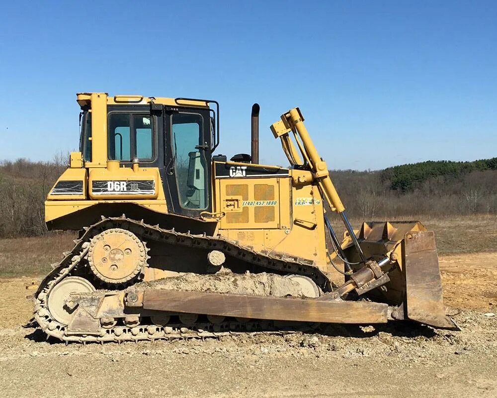 Красноярске работа бульдозер. Бульдозер Caterpillar d6r2. Катерпиллер 6 бульдозер. Гусеничный бульдозер Caterpillar d6 GC. Caterpillar d6r XL.