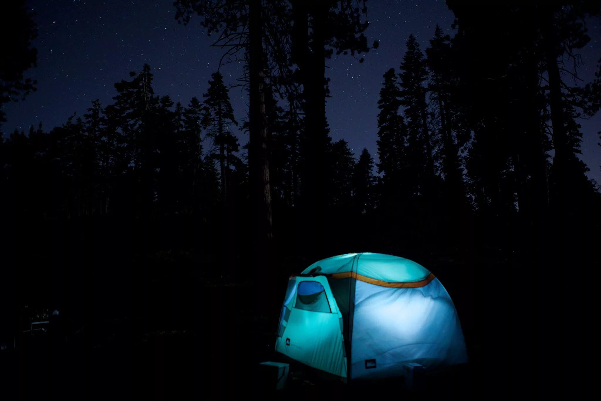 Темнота в палатке. Палатка ночью. Подсветка в палатку. Светящаяся палатка. Светящаяся изнутри палатка.