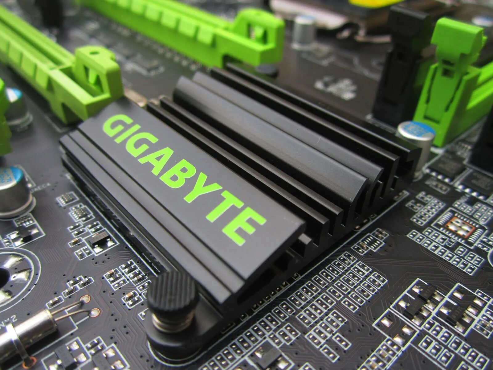 Купить память в красноярске. Gigabyte Оперативная память. Gigabyte h310 d3. Gigabyte картинки. Gigabyte заставка.