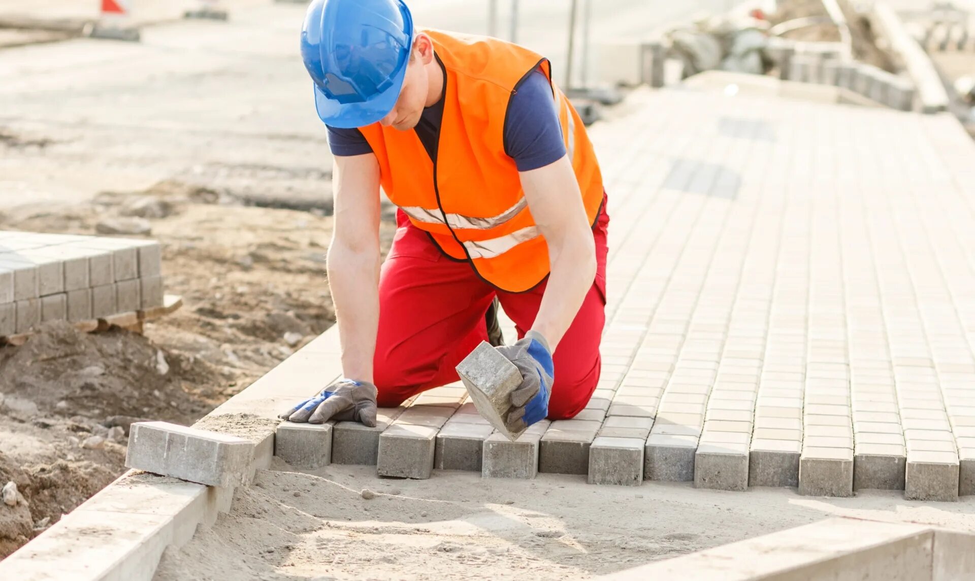 рабочий брусчатка. укладка тротуарной плитки. рабочие укладывают плитку. рабочие укладывают плитку. строительные роботы.