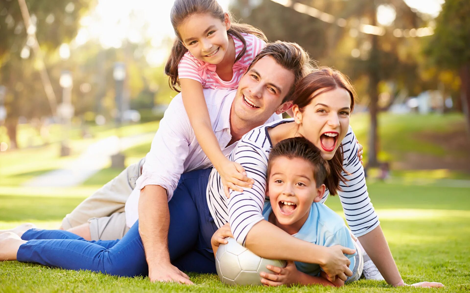 Счастливая семья фотосессия. Портрет счастливой семьи. Ребенок в семье. Родители и дети. Родители и дети.