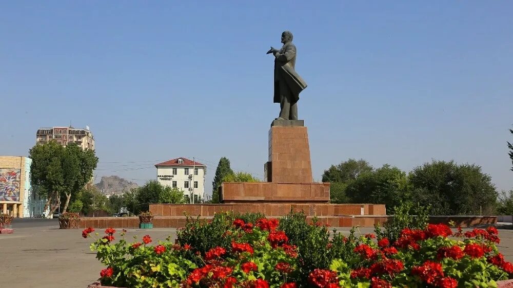Памятник владимиру ильичу ленину пермь. Ош ленина. Статуя ленина в оше. Памятник ленину в оше. Памятник ленину в оше.