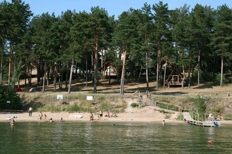 Пляж русский берег. Песчанка ольхон байкал. Лагерь русский берег ульяновск. Остров русский аяс пляж. Русский берег фото.