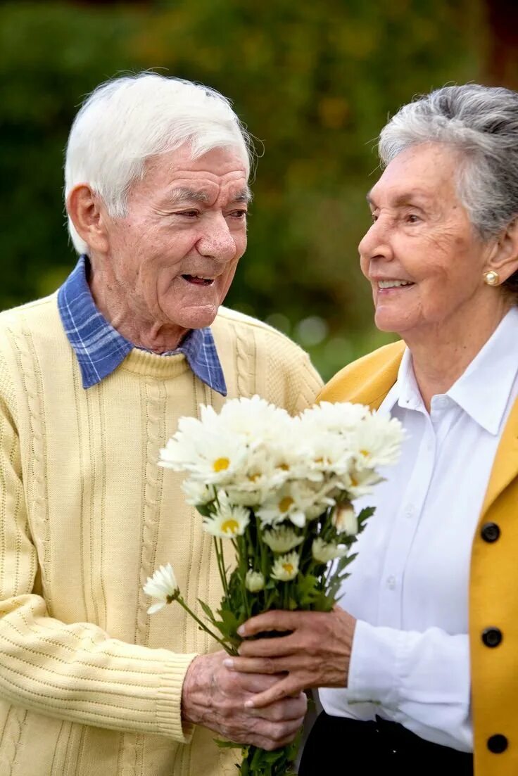 Про пожилого мужчину. Пожилые люди. Счастливые пенсионеры. Бабушка и дедушка. Счастливые бабушка и дедушка.