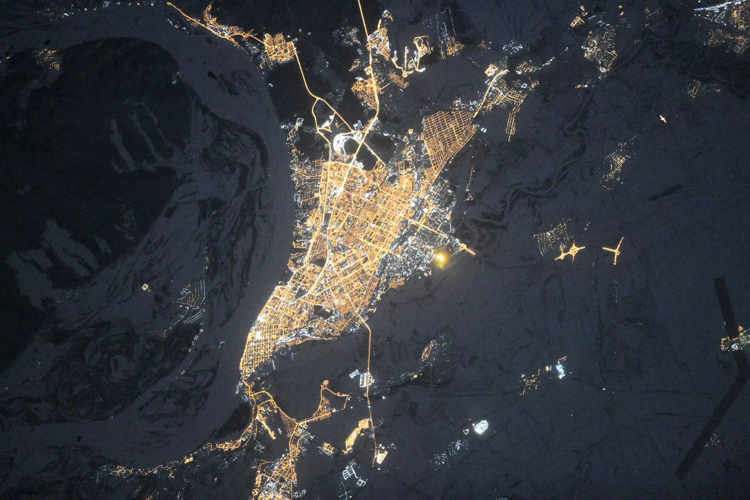 Границы в реальном времени. Снимок Самары из космоса. Ночной снимок из космоса город Самара. Космические снимки. Город в космосе.