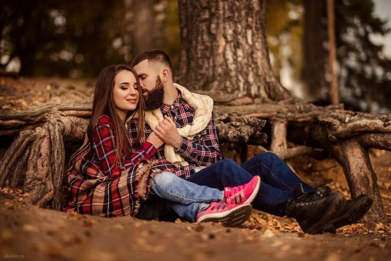 Love story любовь. Осенняя фотосессия пары. Лав стори фотосессия на природе. Осенняя фотосессия для двоих. Фотосессия для пар.