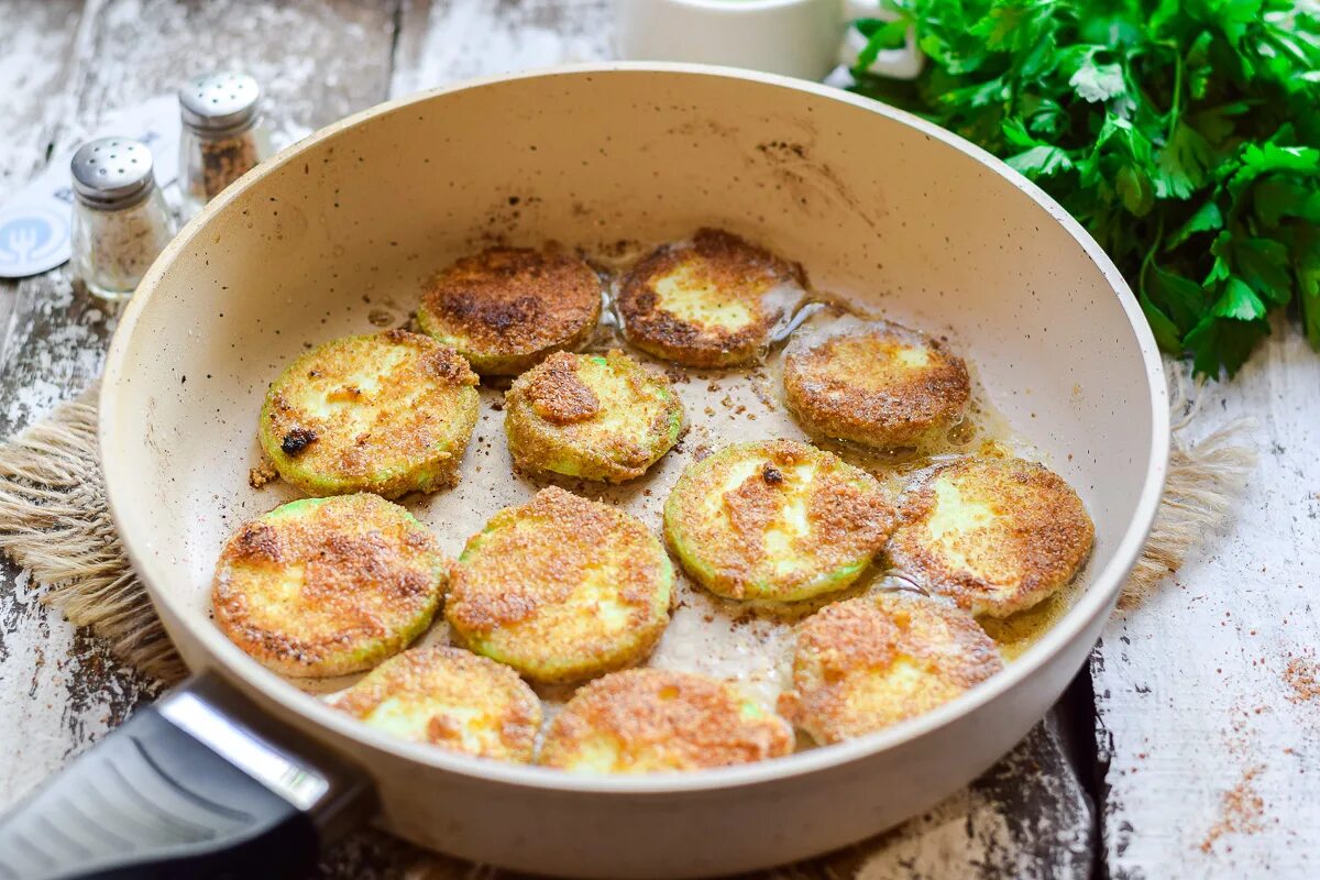 Кабачки с яйцом. Жареные кабачки. Кабачки на сковороде. Кабачки жареные на сковороде. Кабачок без яйца на сковороде