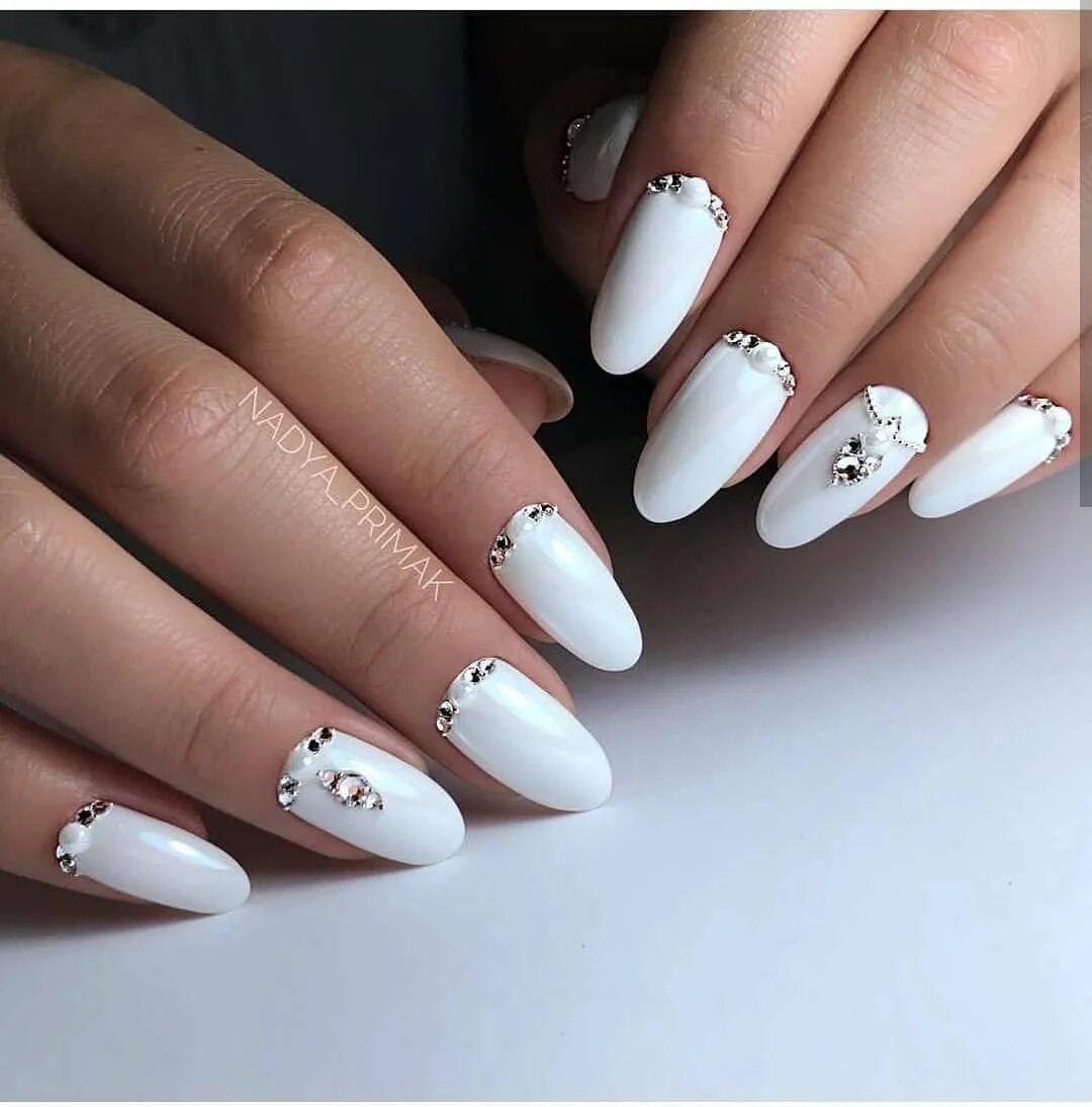 Свадебный маникюр. Белые ногти. Белые со стразами. Белые ногти маникюр. Ногти со стразами.