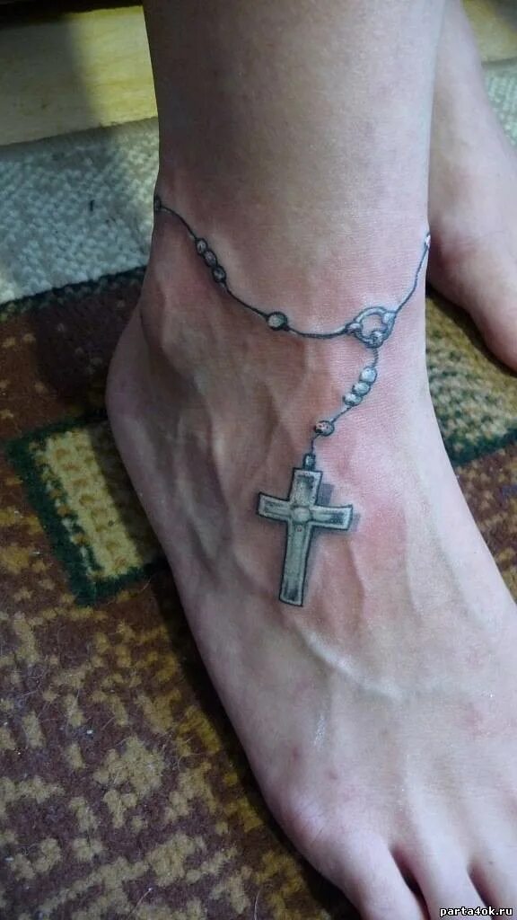 Почему крест в ногах. Тату крест. Тату крест на ноге. Тату крест с цепочкой. Маленький крестик на ноге тату.