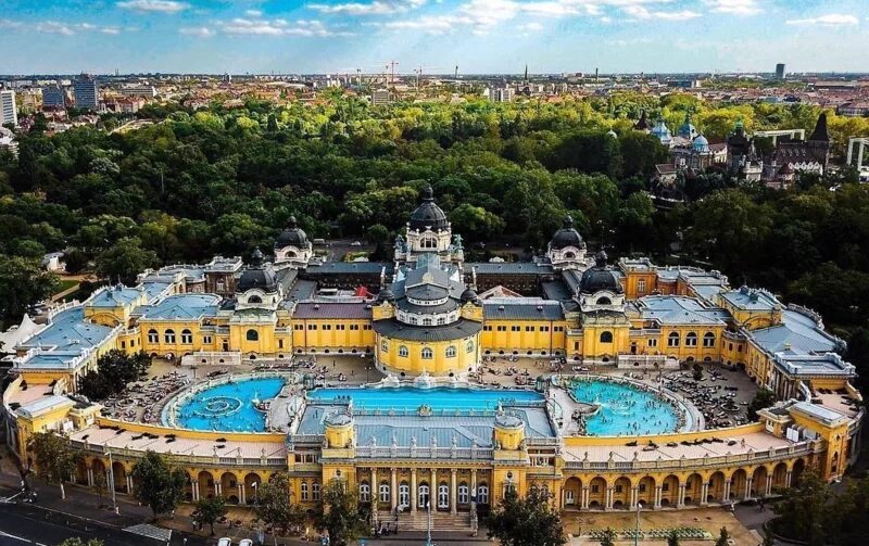 Купальни в будапеште. Венгрия купальни Сечени. Будапешт термы Сечени. Купальня Сеченьи Будапешт. Бани Сечени в Будапеште.