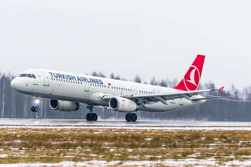 Туркиш эйрлайнс в москве аэропорт. Turkish airlines в пулково. Самолет а321 в аэропорту пулково турецкие авиалинии. Turkish airlines пулково самолёты. Туркиш аирлайн.