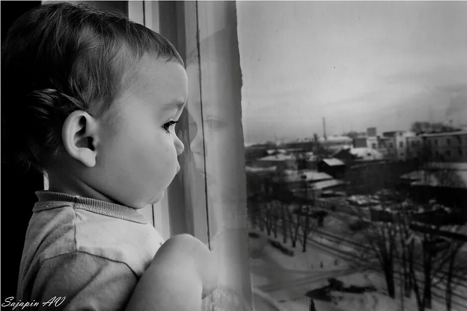 отец скучает по детям. ребенок ждет маму. объятия старой мамы. одинокий ребенок. скучает ли мама.