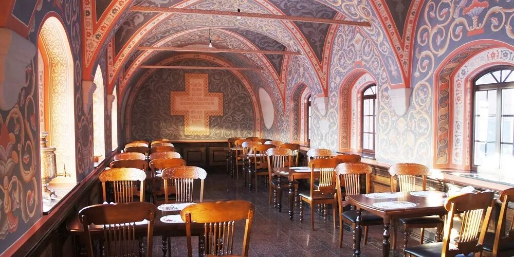 Святые кустики монастырь. Трапеза в монастыре. Трапезная пантелеймонов монастырь афон фрески. Архондарик на маросейке. Толгский монастырь трапезная.
