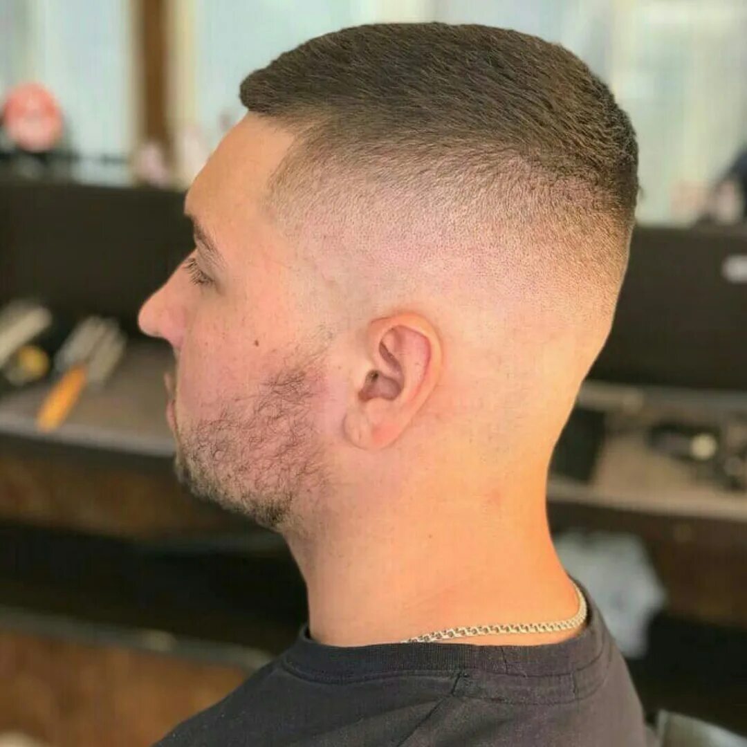 фейд полубокс. переход машинкой. короткие стрижки мужские под машинку. переход машинкой. стрижка фейд полубокс андеркат.