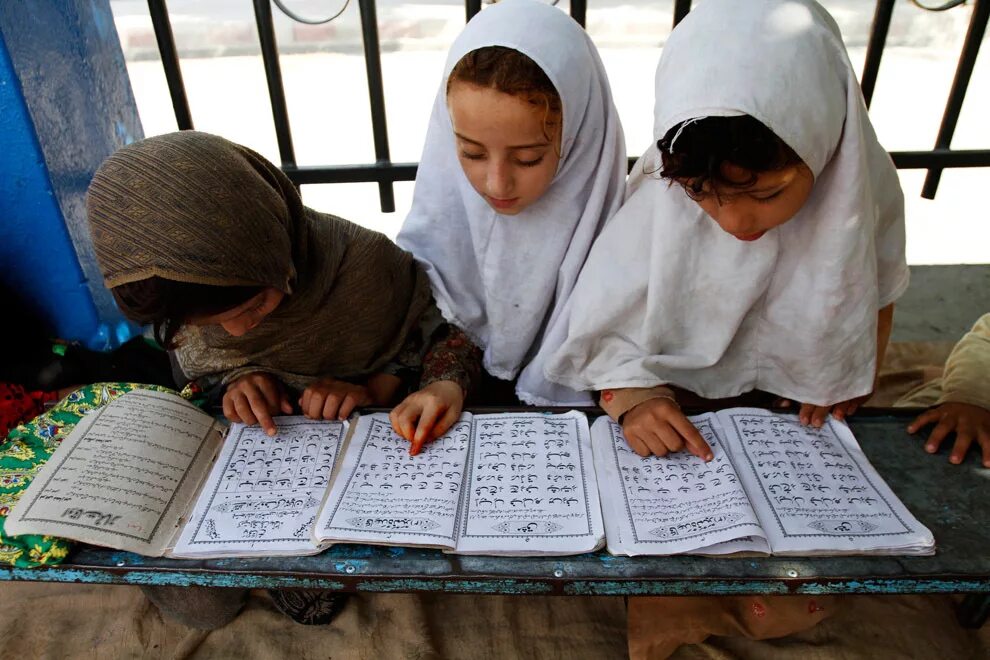 Мусульманин читающий коран. Мусульманские дети. Религиозные учения Ислама. Изучаем Коран.